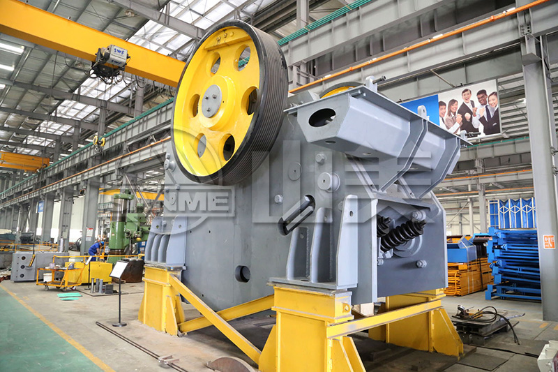 顎式破碎機(jī)工作中出現(xiàn)卡料、不下料是什么原因
