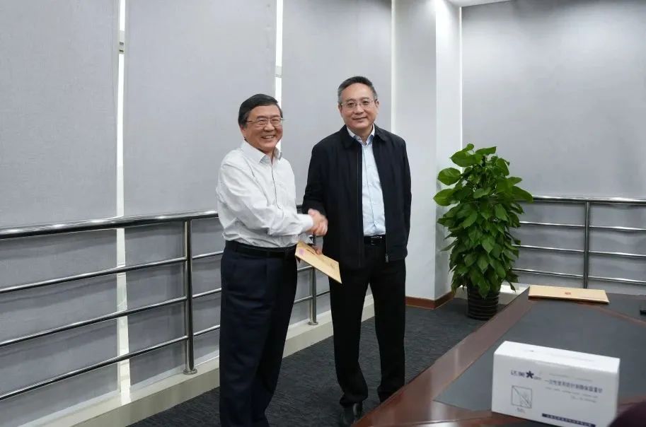 奉賢區(qū)人大常委會黨組書記、主任張培榮一行蒞臨上海山美股份開展“優(yōu)環(huán)境、穩(wěn)經(jīng)濟”大走訪大調(diào)研