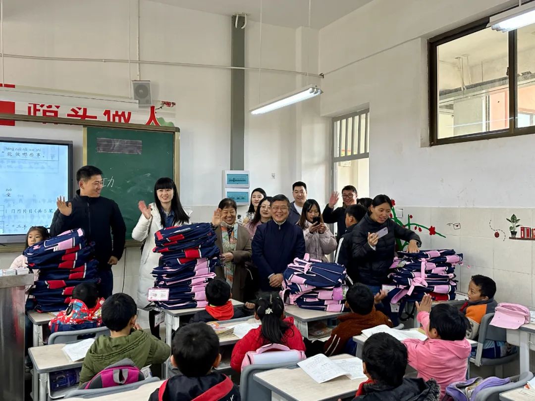 【用心呵護幼苗】楊安民董事長走進中國砂石協會希望小學 以實際行動踐行企業(yè)社會責任
