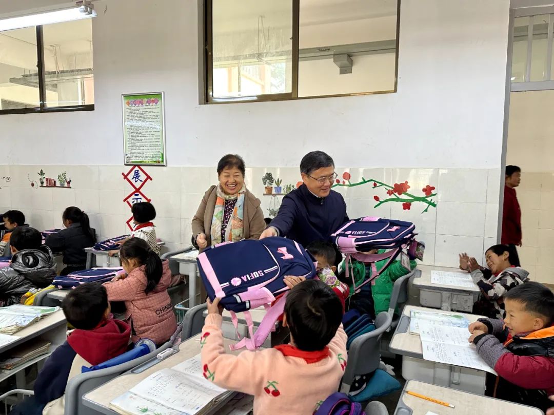 【用心呵護幼苗】楊安民董事長走進中國砂石協會希望小學 以實際行動踐行企業(yè)社會責任